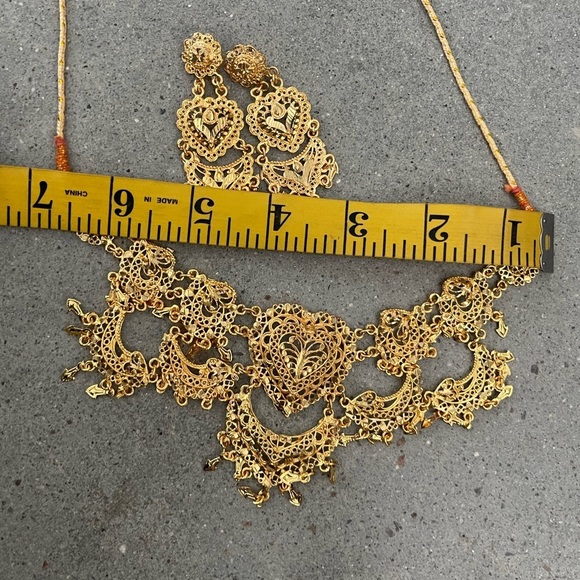 Elegant Gold Necklace Set - Picture 4 of 11